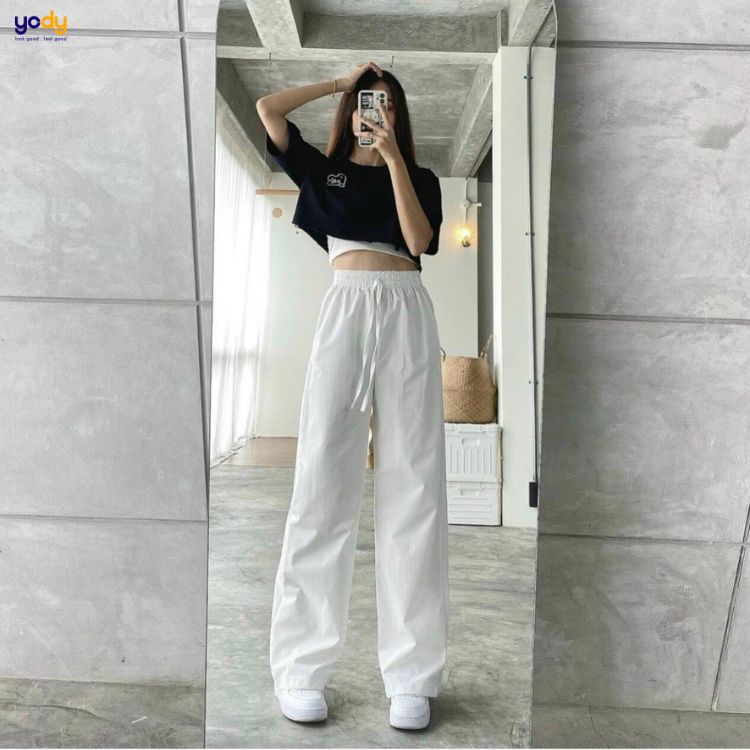 Phối áo croptop với áo thun bó bên trong