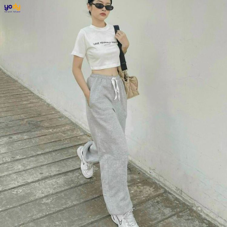 Phối quần jogger với áo croptop rộng 