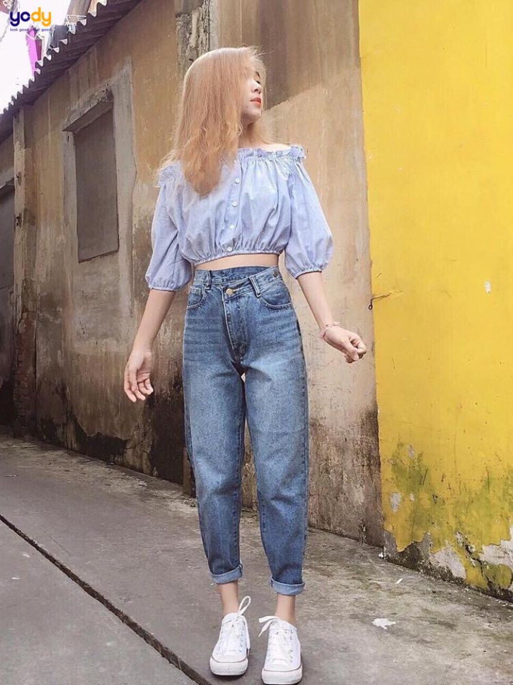 Mix match quần baggy với áo croptop rộng