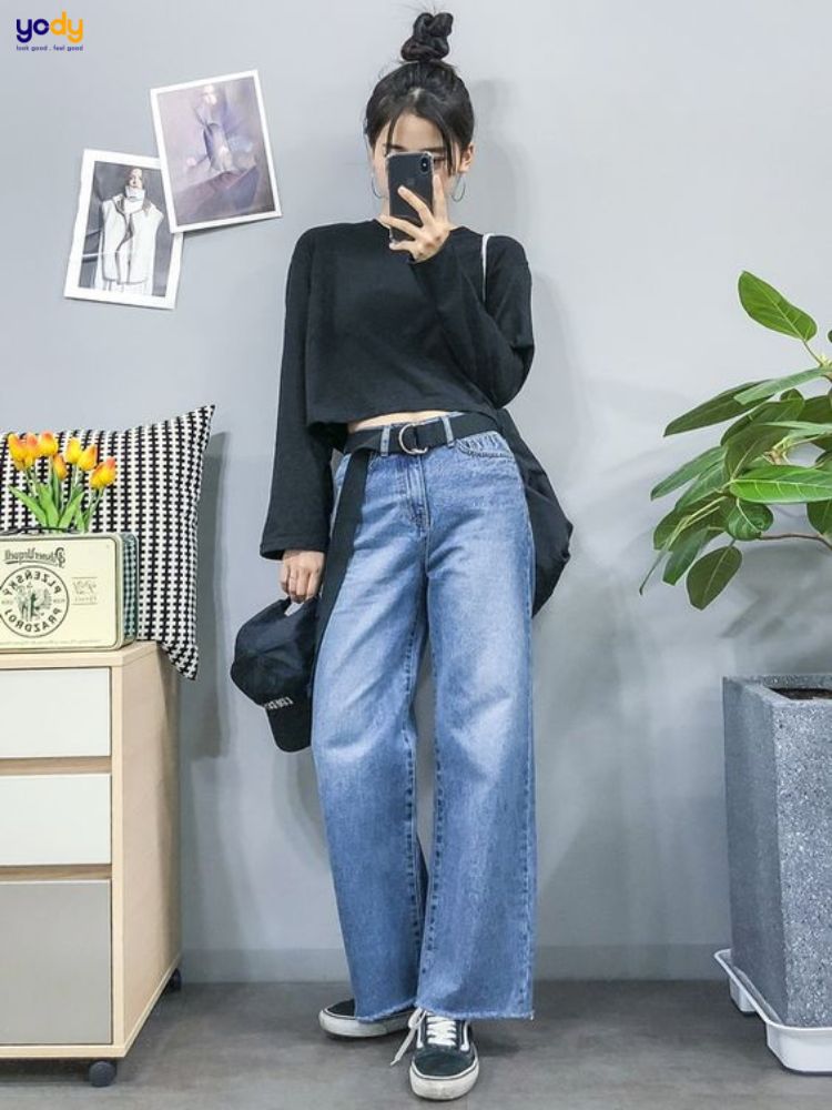 Phối áo croptop với quần jeans ống rộng