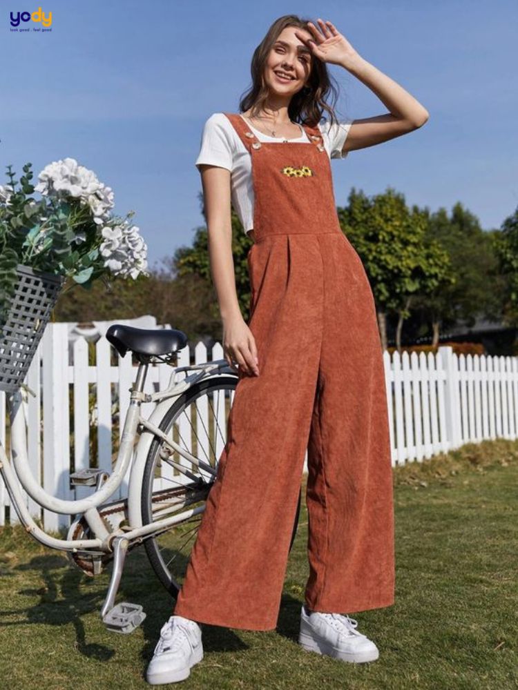 Phối quần yếm với áo croptop