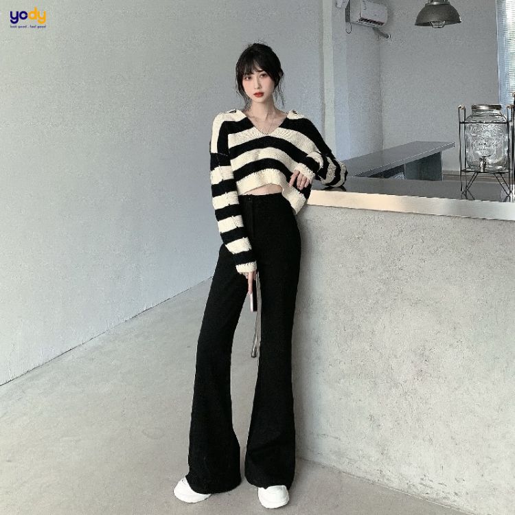 Phối quần ống loe với áo croptop rộng