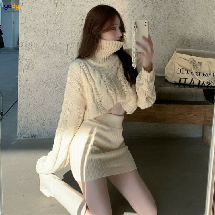 Set đồ áo croptop rộng với chân váy ngắn