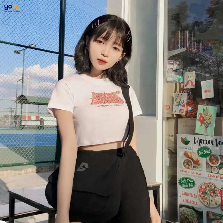 Phối quần short ngắn với áo croptop rộng