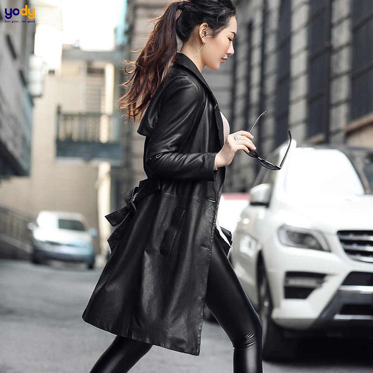 Quần da bóng phối đồ với áo măng tô