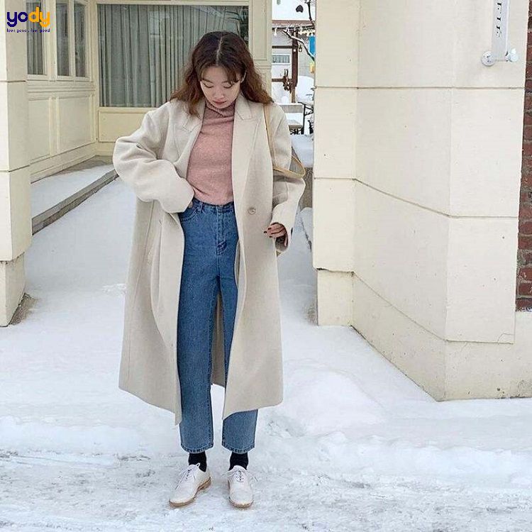 áo măng tô cùng quần jeans