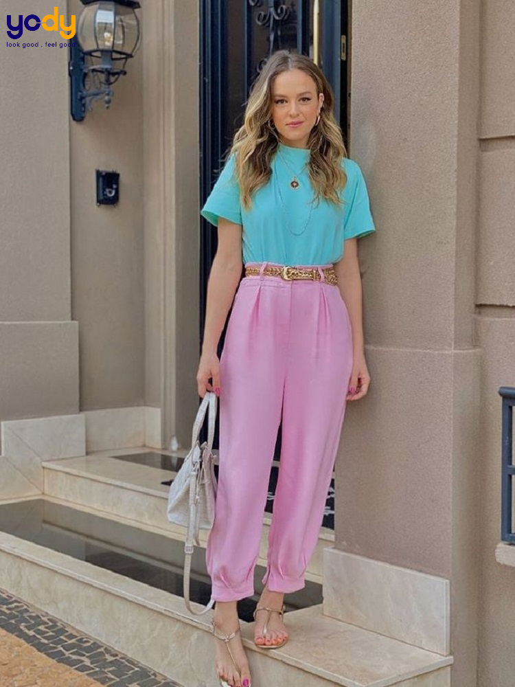 Áo thun xanh pastel mix cùng quần jogger hồng pastel