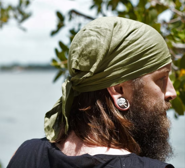 Cách buộc khăn bandana kiểu cướp biển cool ngầu