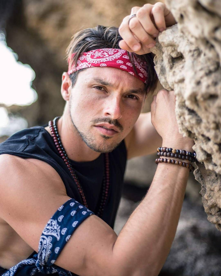 Cách buộc khăn bandana quanh bắp tay