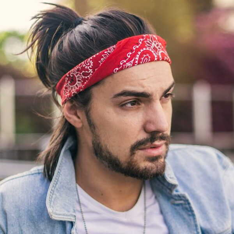Buộc tóc nam với khăn bandana