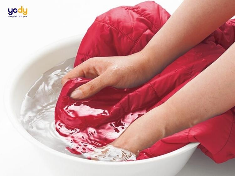 giặt áo lông vũ bằng tay
