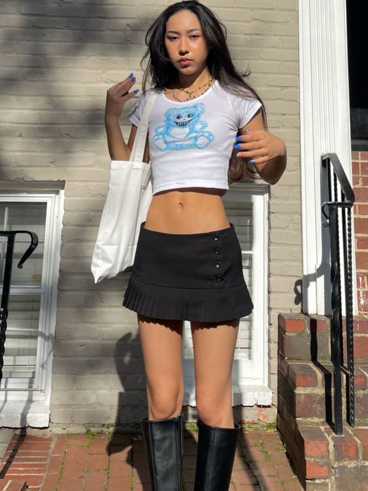Phối đồ cá tính với chân váy mini skrit và áo babytee