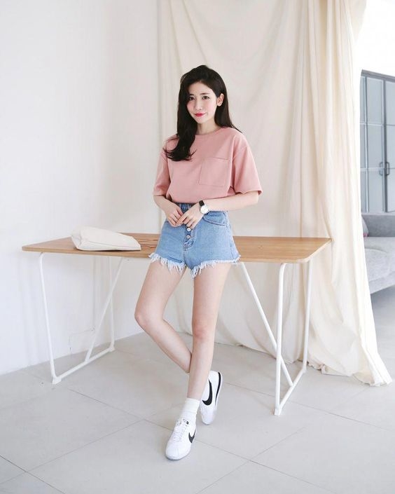 Khéo léo khoe được đôi chân dài