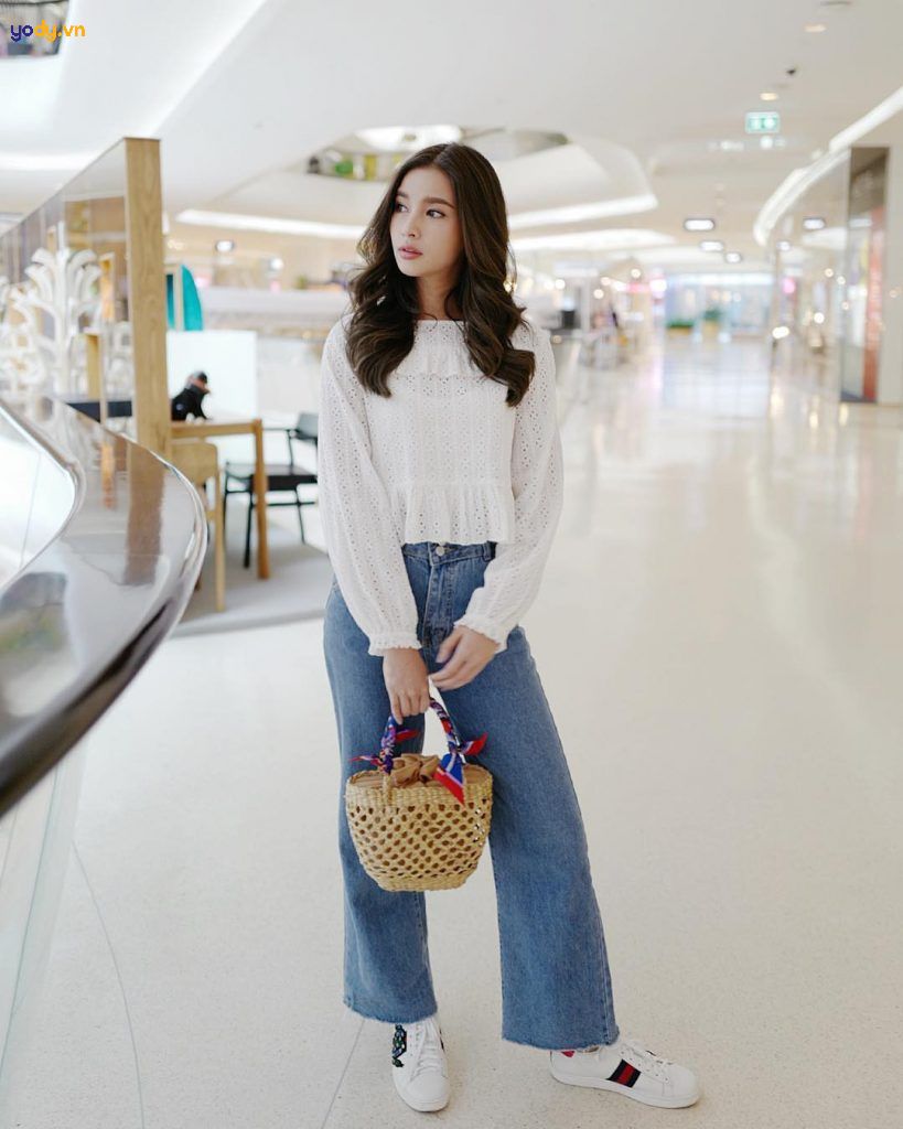 Quần bò ống rộng phối áo ren dài tay kín đáo