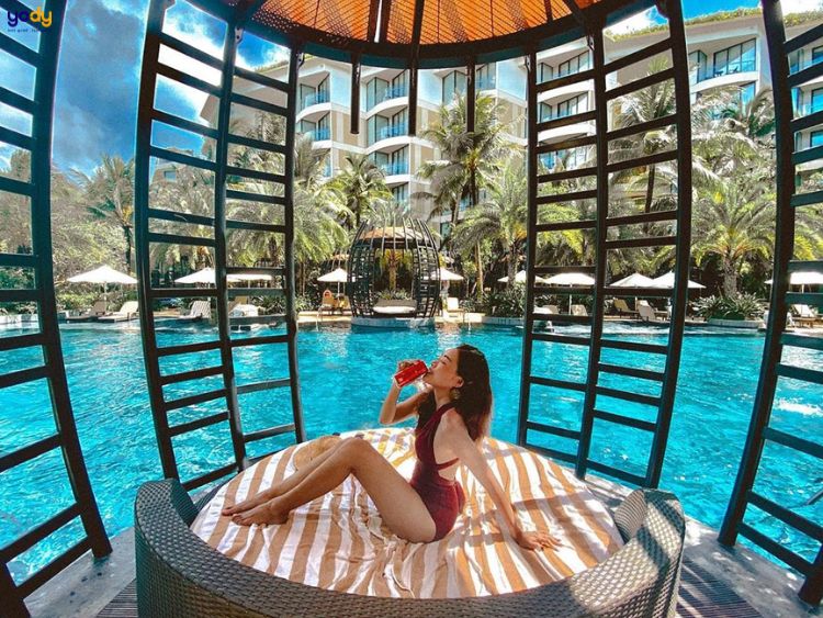 Tạo dáng chụp ảnh bên bể bơi resort