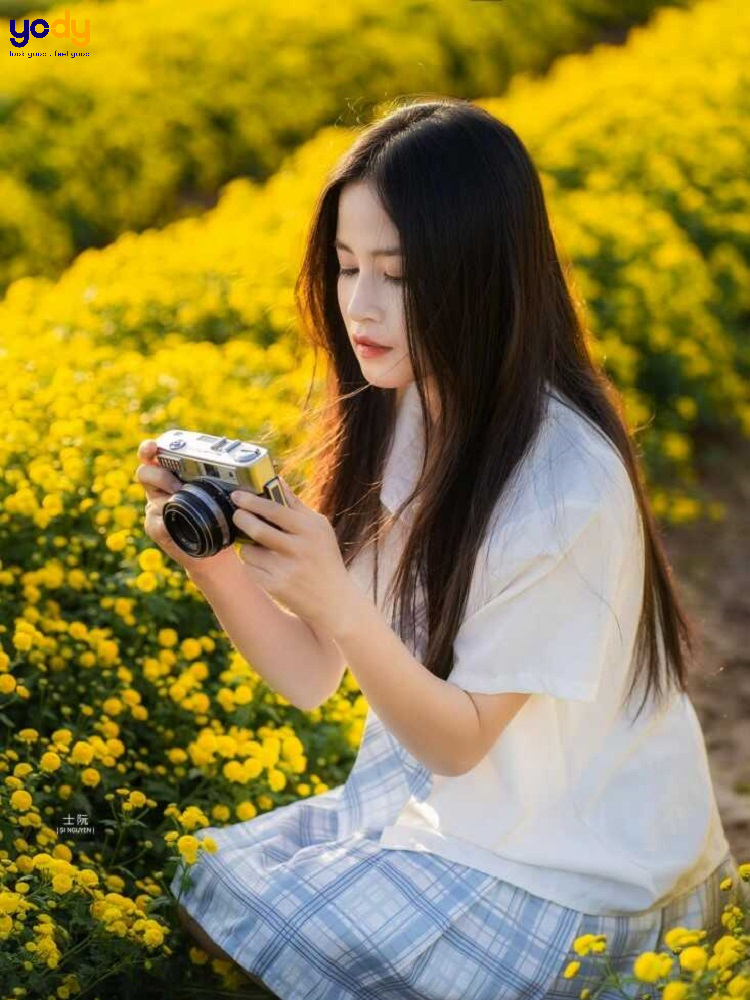 Tạo dáng chụp ảnh với máy ảnh