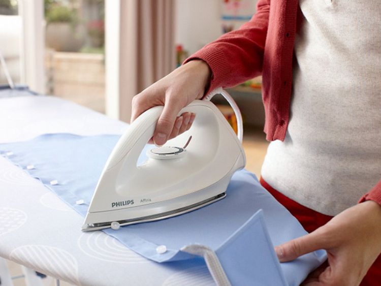 cách tẩy kẹo cao su dính vào quần áo