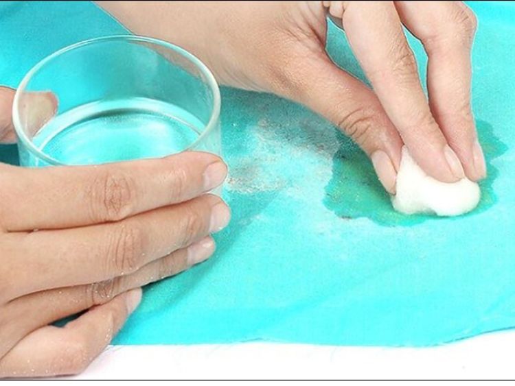 cách tẩy kẹo cao su dính vào quần áo