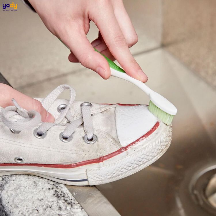 Cách tẩy vết ố vàng trên giày bằng dầu gội