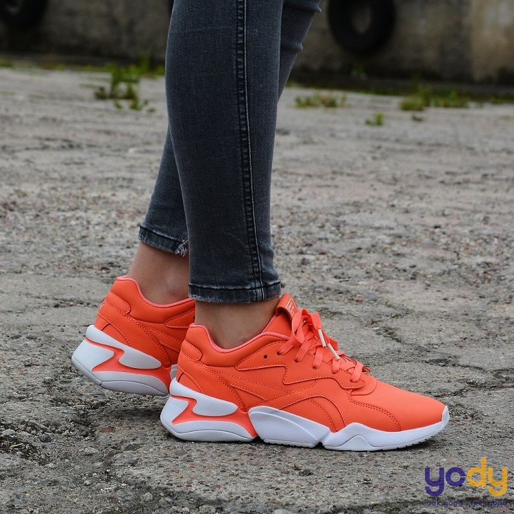 giày aChunky Sneaker là gì