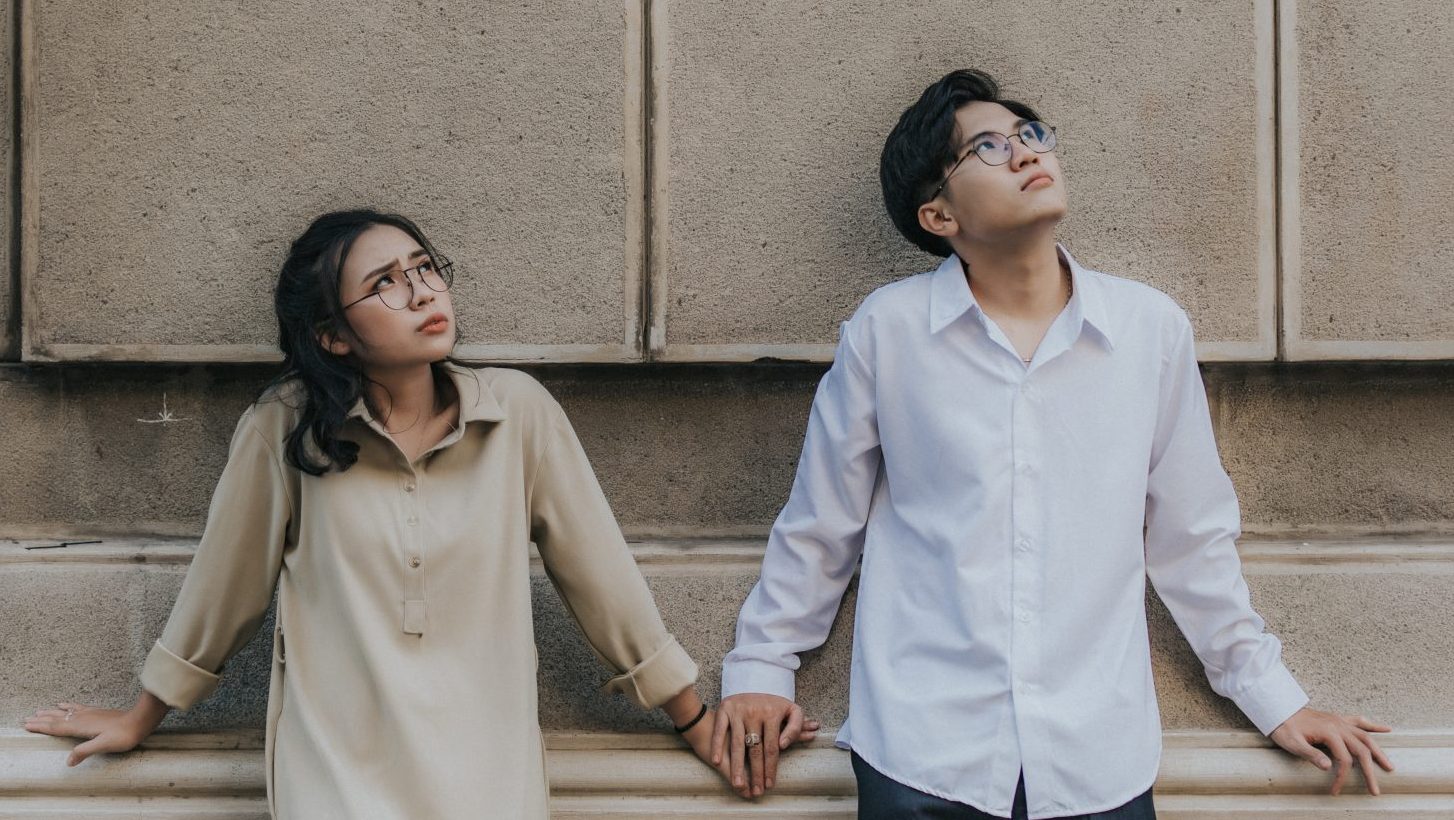 Tạo dáng ánh nhìn vu vơ cùng người yêu