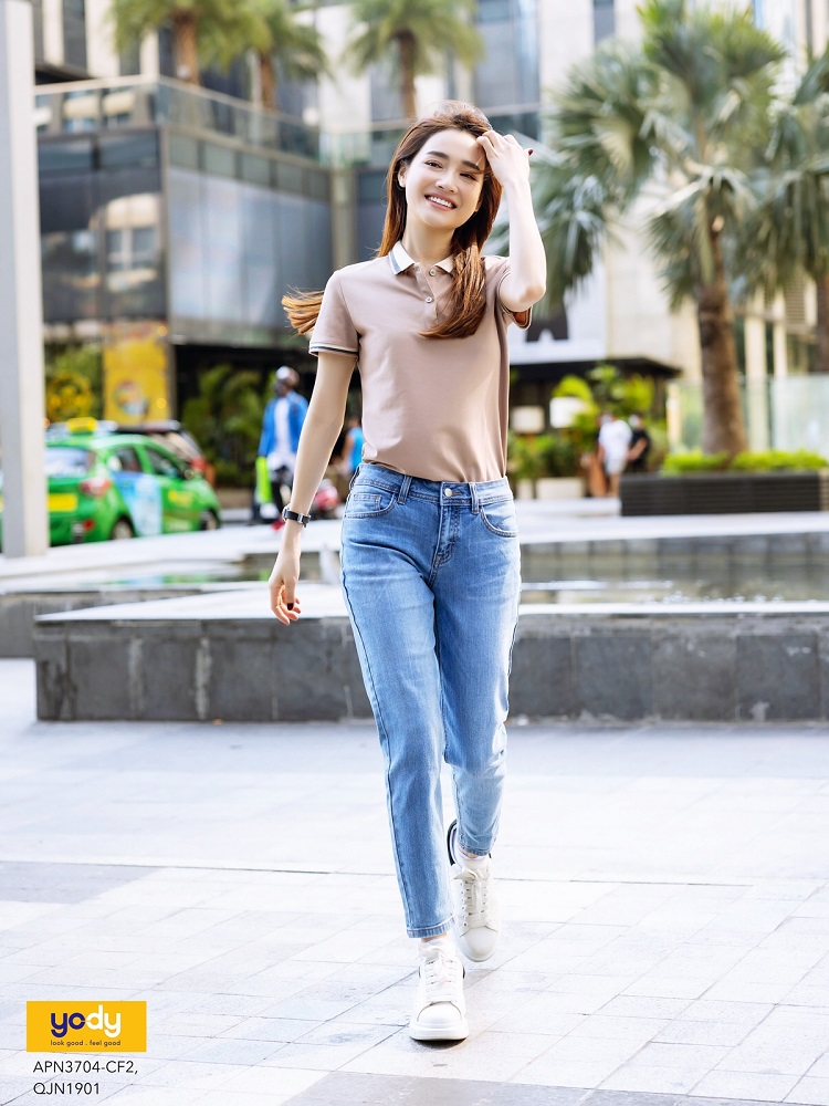Chiếc áo thun basic cùng chiếc quần jeans dáng dài