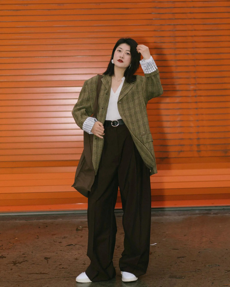 Mix blazer cùng quần ống rộng
