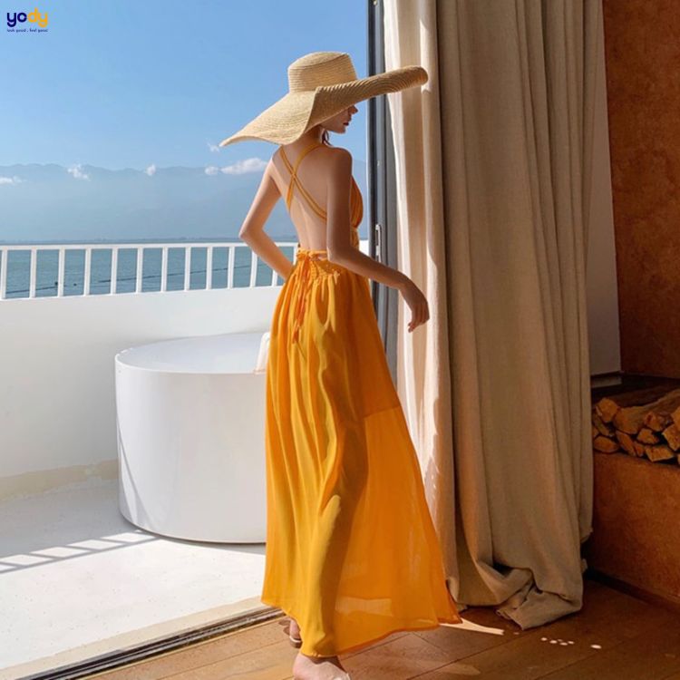 Váy hở lưng đi biển