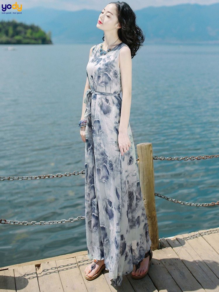 Váy sát nách đi biển