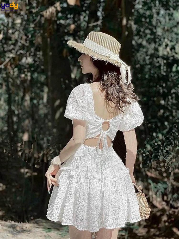 Váy trắng ngắn đi biển