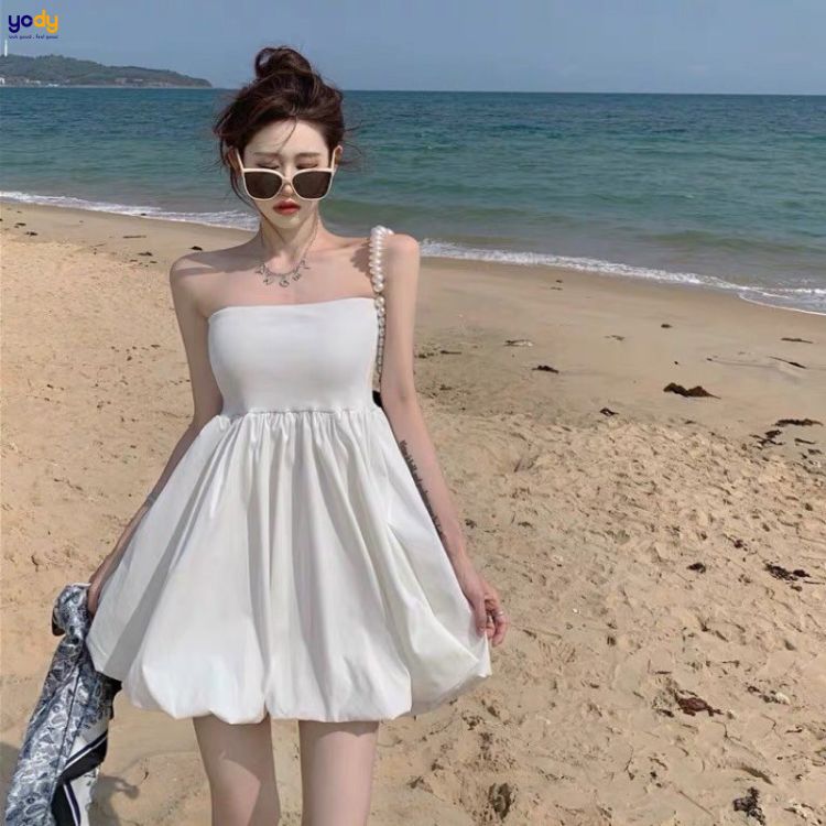 Váy trắng ngắn đi biển