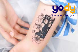 Hình xăm cổ tay nữ chất
