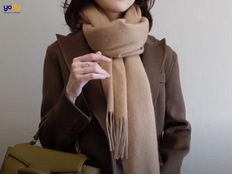 phối đồ với khăn quàng cổ