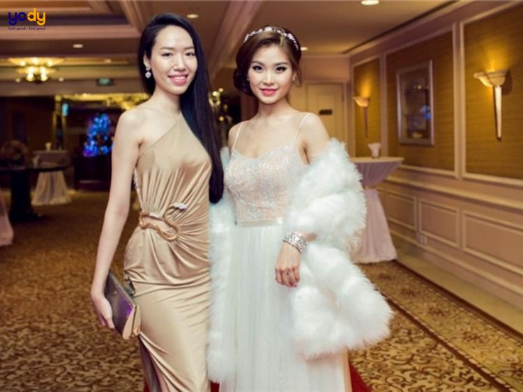 Đầm/váy dự tiệc kết hợp khăn quàng lông