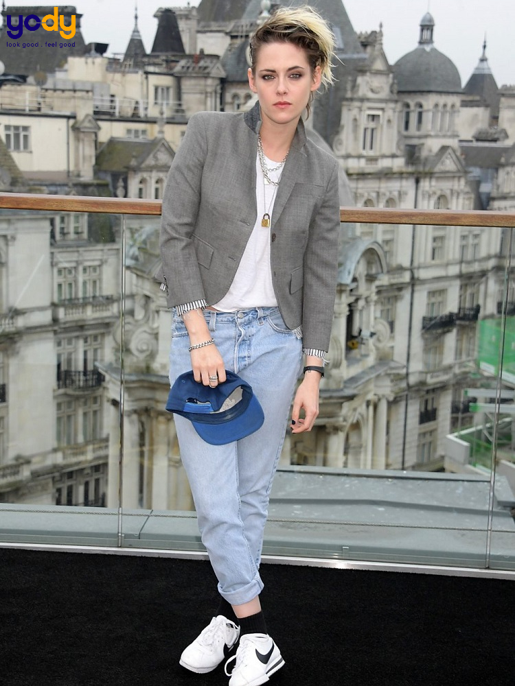 Xanh nhạt của quần jeans rất hợp với màu xám