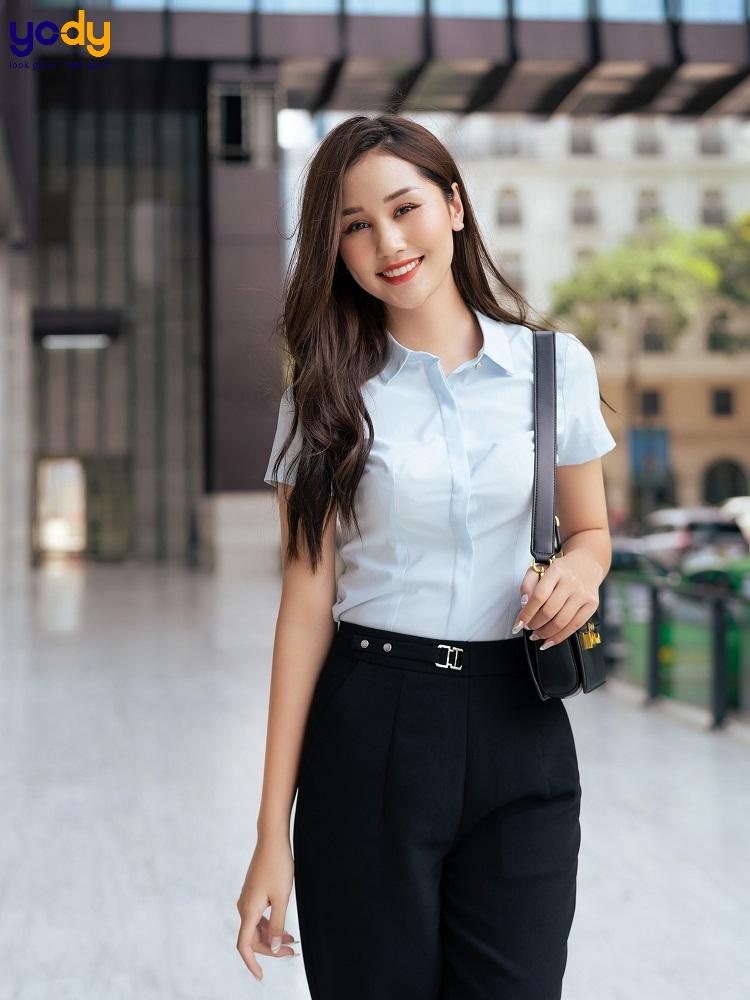 Sơ mi xanh dương nhạt mix cùng quần âu