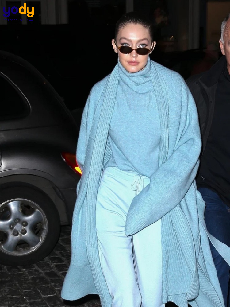 Gigi Hadid trong set đồ xanh dương tone sur tone