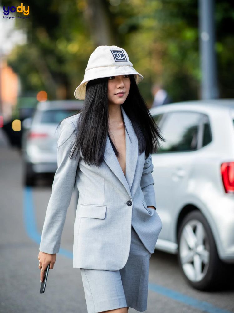 Mix mũ tai bèo với suit