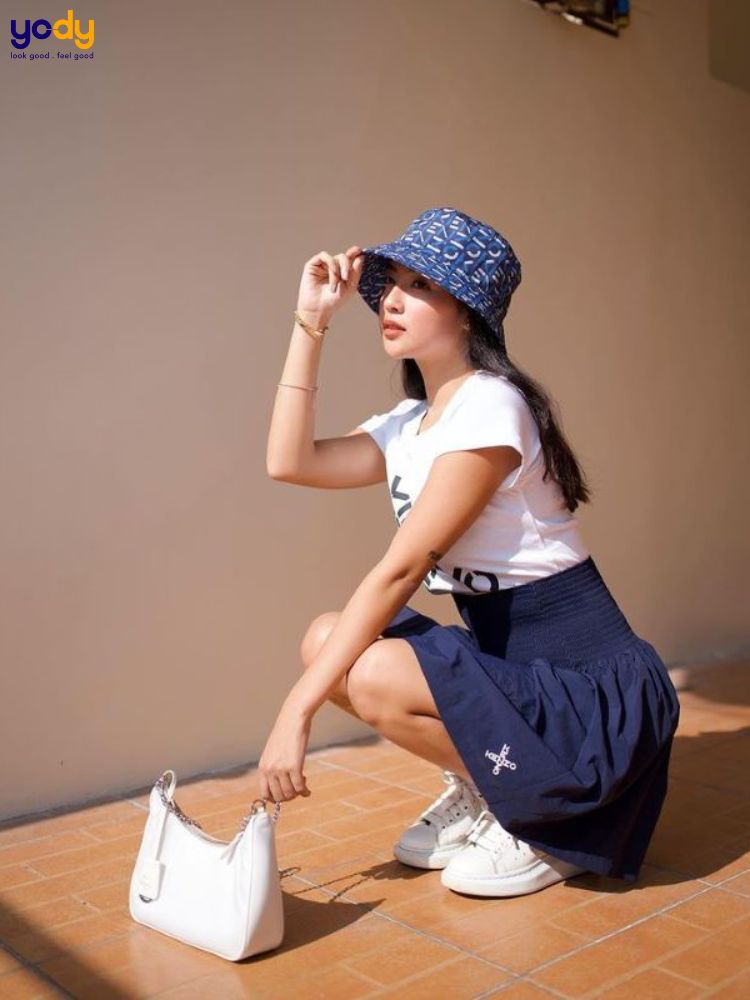 Áo thun mix chân váy tennis và giày thể thao