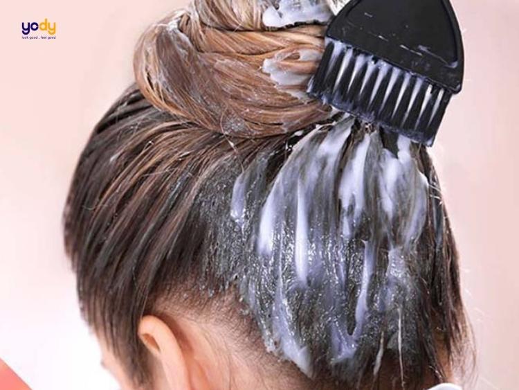 nhuộm tóc bị rát đầu