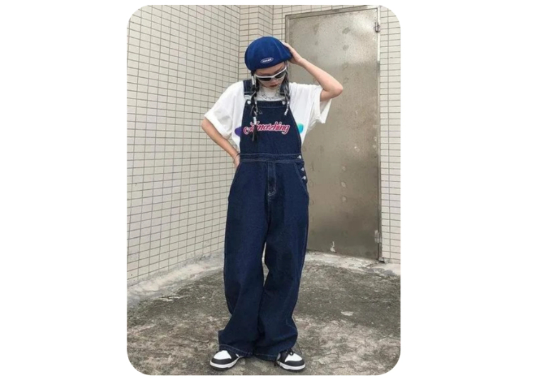 Áo thun oversize mix cùng quần yếm