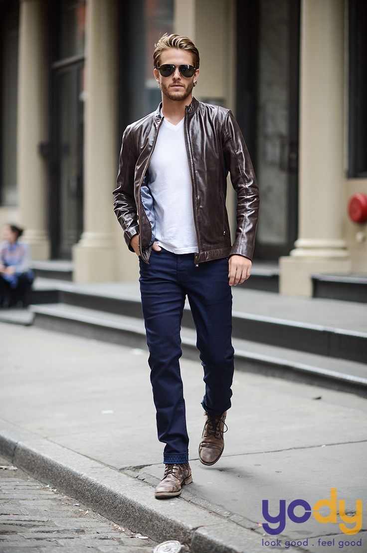 áo kháoc da nâu phối quần jeans áo thun trắng