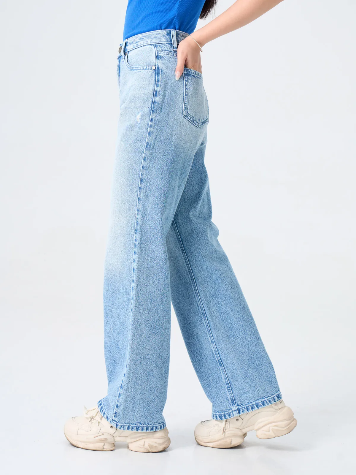 Cách phối đồ với quần jean ống rộng cực cá tính