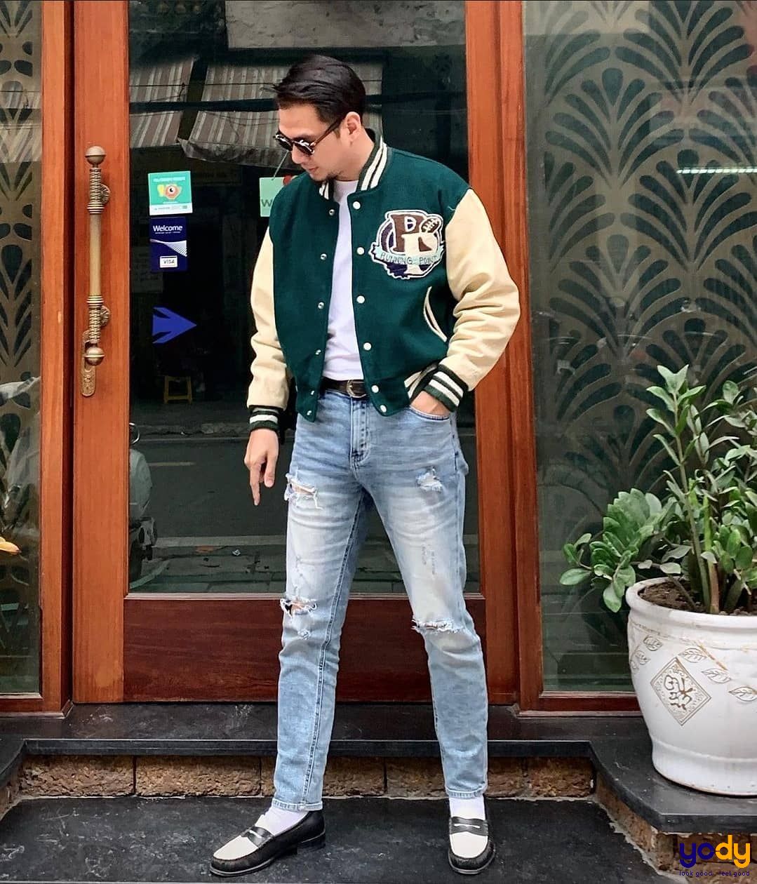 phối đồ với varsity jacket