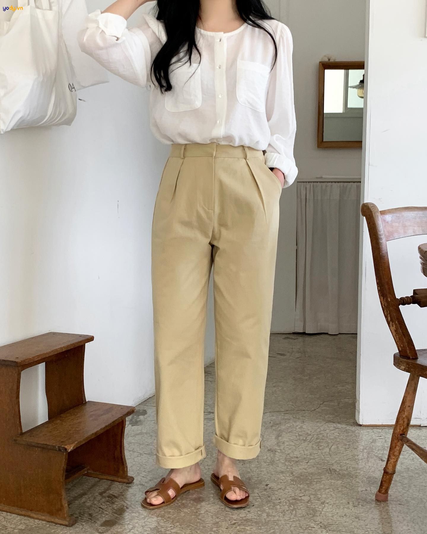 quần be phối áo màu gì