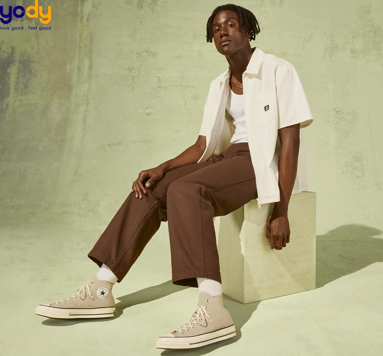phối quần âu với giày converse