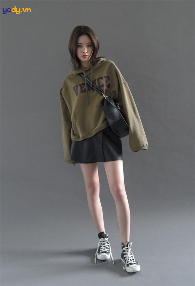 áo hoodie mặc với chân váy