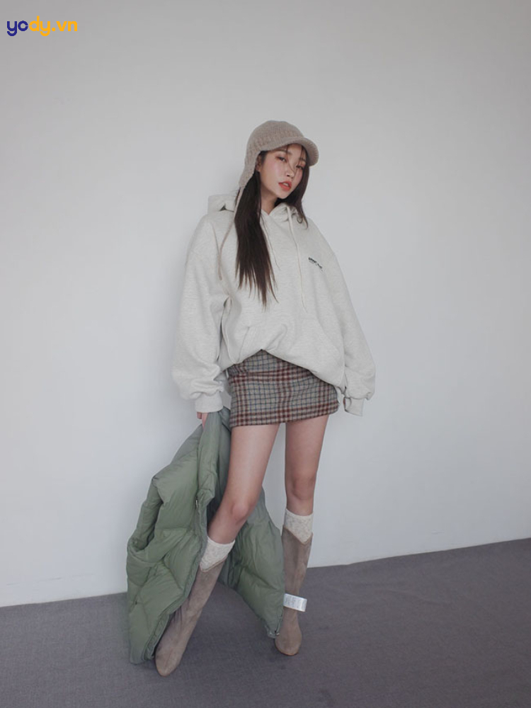 áo hoodie mặc với chân váy