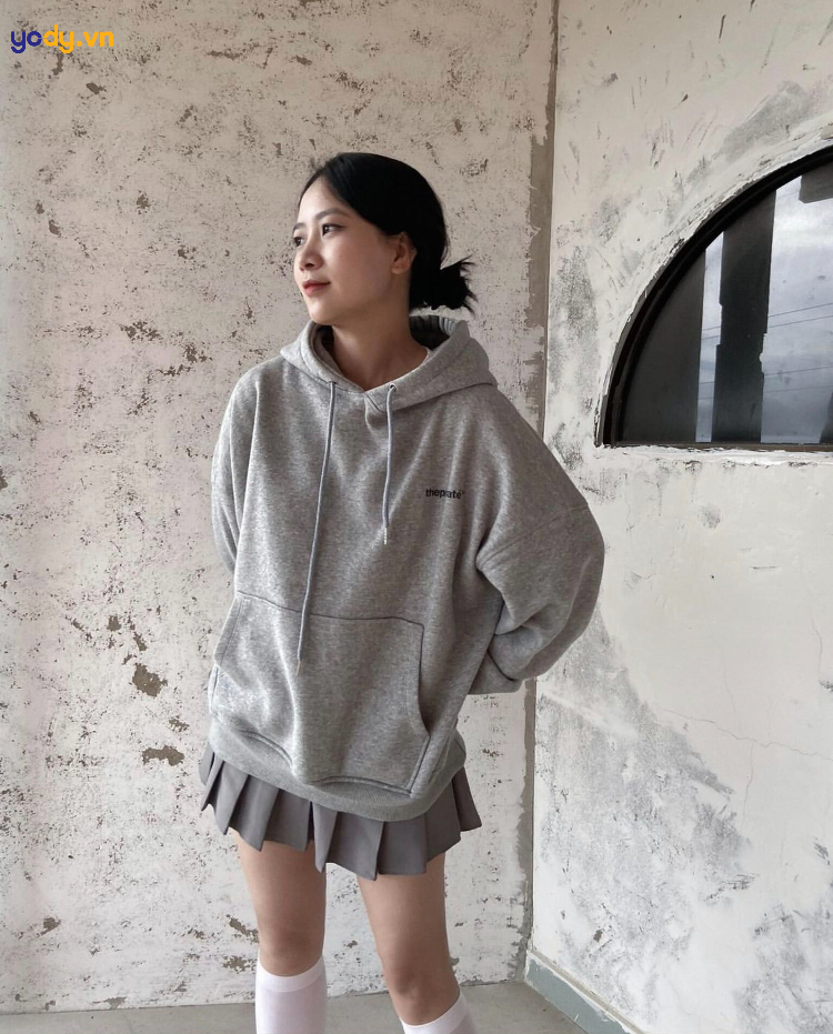 áo hoodie mặc với chân váy