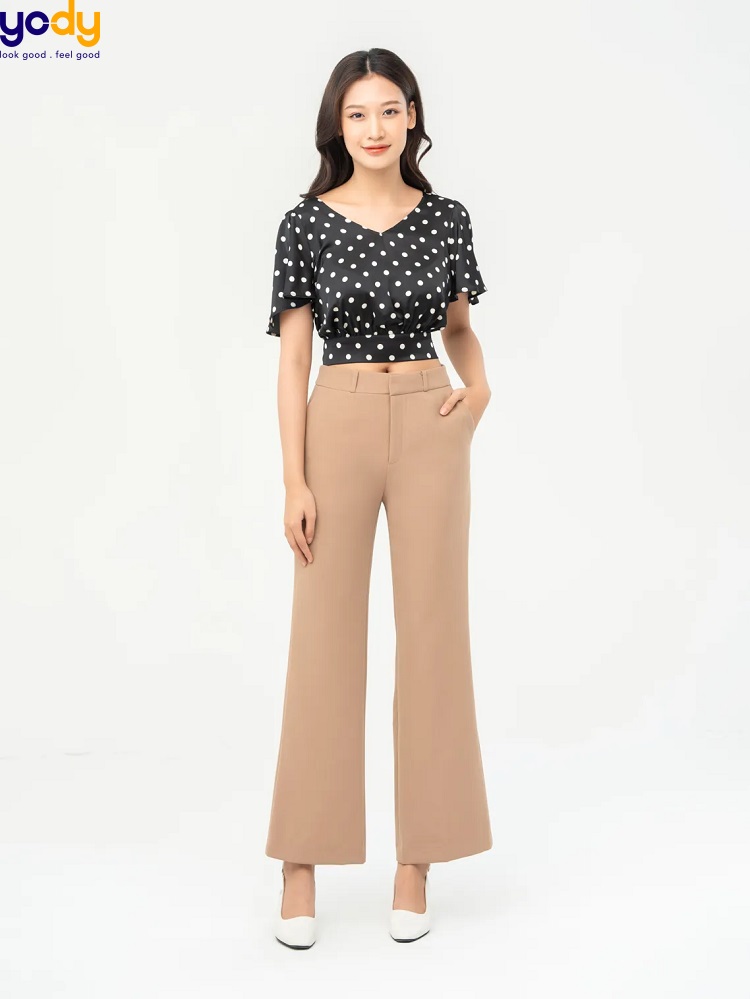 phối đồ với áo sơ mi họa tiết nữ
